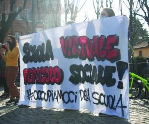 Rivoli, ragazzi e genitori in piazza contro la Dad