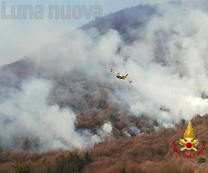 Caselette, incendio Musinè: Canadair all'opera, fiamme intorno a Sant'Abaco