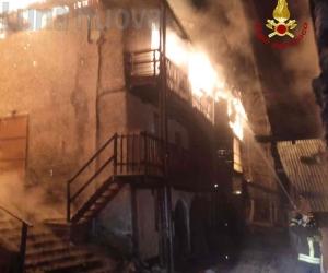 Bruciano le baite: notte di fuoco e paura a Bessen Haut