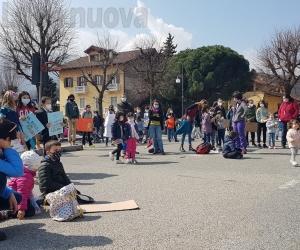«È ora di dare ‘Priorità alla scuola’»: Caprie in piazza per chiedere la riapertura