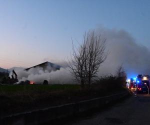 Rivoli, fienile in fiamme: vigili del fuoco al lavoro