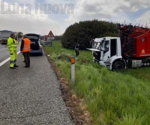 Muore nel camion che finisce fuori strada allo svincolo 