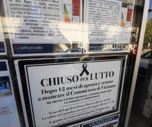 Rivoli, si celebra il funerale del commercio di vicinato
