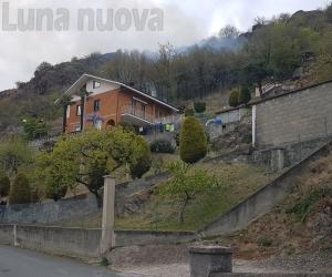 Condove: fiamme a ridosso delle case di via Conte Verde