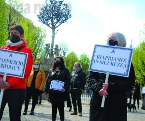 Rivoli, la protesta dei commercianti arriva in Comune