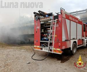 Avigliana: a fuoco un rimorchio agricolo carico di lana di tosatura