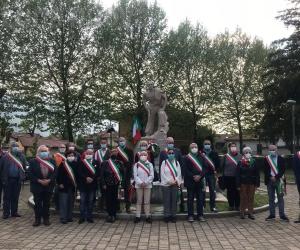 Condove: Liberazione unitaria davanti al monumento al partigiano