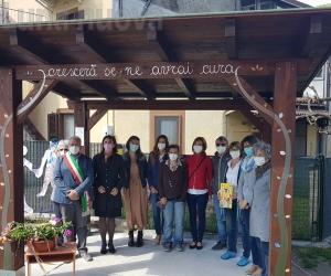 "Crescerà se ne avrai cura": è spuntato a Vaie il gazebo per maestra Fulvia