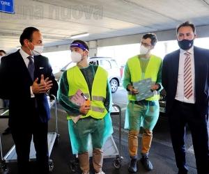 Grugliasco, Cirio visita il punto vaccinale 'drive in'