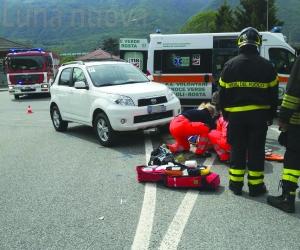 Borgone, ciclista investita sulla rotonda: la donna se la caverà