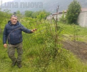 Il campo tagliato dal cantiere: «Penalizzato per evitare 20 metri di via»