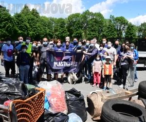 Alpignano, volontari al lavoro per ripulire le sponde della Dora
