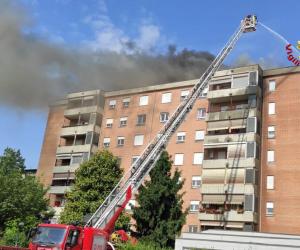 Collegno, brucia il tetto di un palazzo a Villaggio Dora