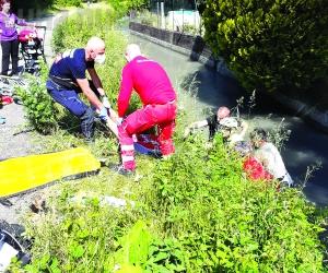 S.Ambrogio, ciclista nel canale: il 55enne salvato da alcuni passanti