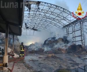 Pianezza, a fuoco il fienile dell'azienda agricola La Primula