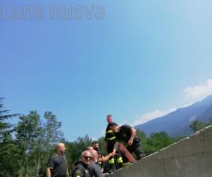 Sbanda con la moto e finisce nel canale, sparisce trascinato dalla corrente