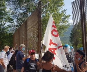 Un’assordante battitura per dire "no" all’autoporto di S.Didero