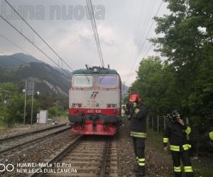 Principio di incendio sul locomotore del treno merci