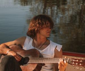 Simone Maritano, la strada e la canzone: il futuro è sulle sei corde
