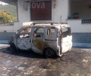 Giaveno, brucia l’auto: i soccorsi a rilento
