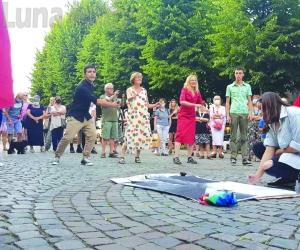 Rivoli, i versi di Dante colorano il centro storico