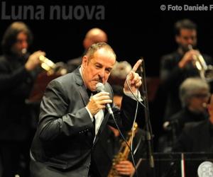 Il manicomio, Willie Peyote e Massimo Lopez: grande spettacolo al Flowers Festival 