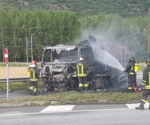 S.Didero: va a fuoco la motrice di un tir carico di legna