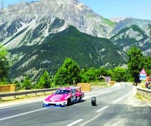 L'auto perde la ruota ma arriva lo stesso al traguardo