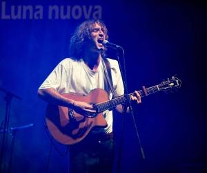 Almese: Vins incanta al "Meeting del Mare" nella grotta-atelier