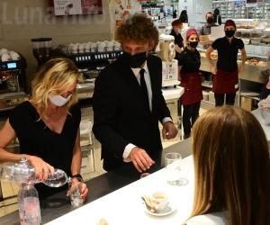 Collegno, due commessi "speciali" in servizio all'Ipercoop