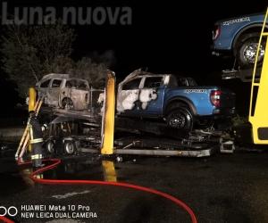 Bruciano tre pick-up sulla bisarca all'autoporto di Susa