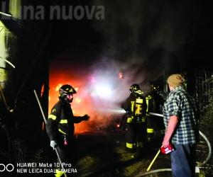 Bussoleno, fiamme nella notte all'Argiassera: bruciano 200 rotoballe di fieno