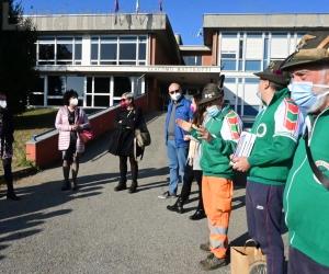 Alpignano, le frittelle degli alpini aiutano le scuole