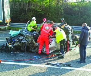Pianezza: auto distrutta dopo lo scontro con un camion, ferita una donna