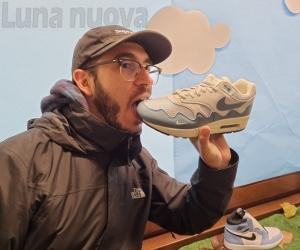 Sneakers in vetrina: Air Jordan torna a volare nei portici di Bussoleno