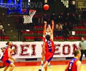 Collegno, i canestri riscaldano i clochard 