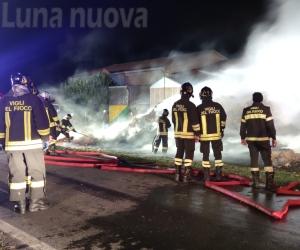Avigliana: rotoballe a fuoco in una cascina a Drubiaglio