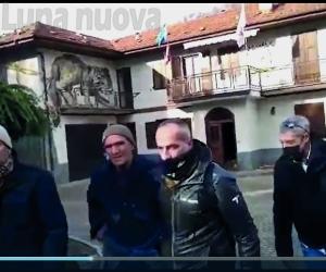 Zerocalcare da Emilio Scalzo, poi scatta il blitz della digos