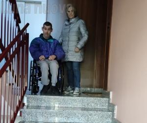 Rivoli, ascensore rotto: Roberto non può uscire di casa