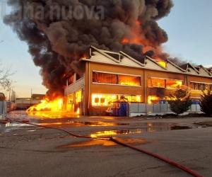 Beinasco, in fiamme il deposito della plastica: scuole chiuse e si esce con la Ffp2