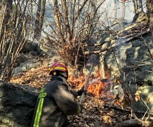 Condove: incendio sulla montagna tra le borgate Pralesio e Bonaudi