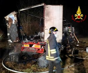 Villardora: va a fuoco un rimorchio coibentato lungo l'ex statale 24