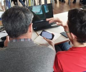 Grugliasco, «Nonno, ti spiego cosa sono i social»