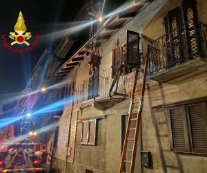 Vaie, furgone urta un balcone in via Roma: il conducente non si ferma