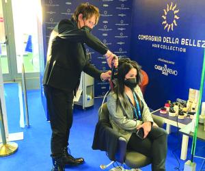 Collegno, il mago dei capelli dietro le quinte del Festival