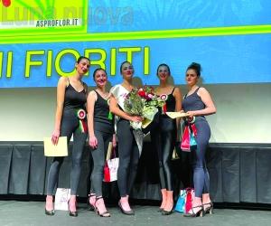 Rivoli, Arianna sfila sul palco accanto a Miss Francia