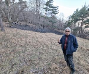 Inverso, sui due fronti dell'incendio: «Il bosco è troppo sporco, rischiamo»