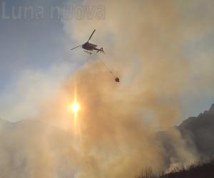 Fiamme su Pavaglione, montagna salvata dall'intervento aereo