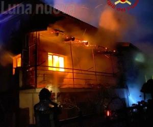 Condove: a fuoco il tetto di una casa in borgata Alotti
