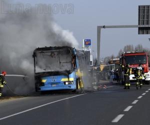 Rivoli, autobus Gtt in fiamme su corso Allamano